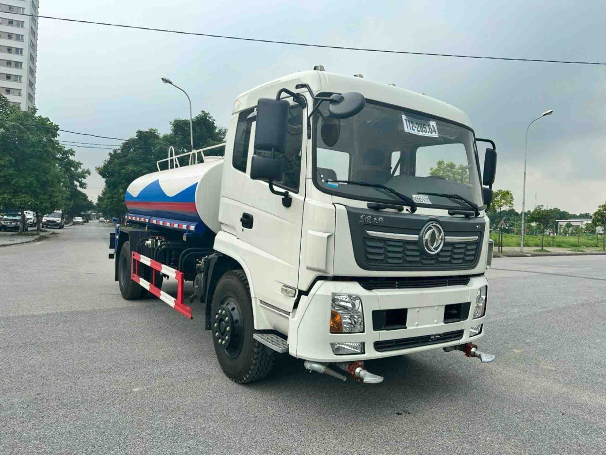 Xe Dongfeng Phun Nước Rửa Đường 9m3